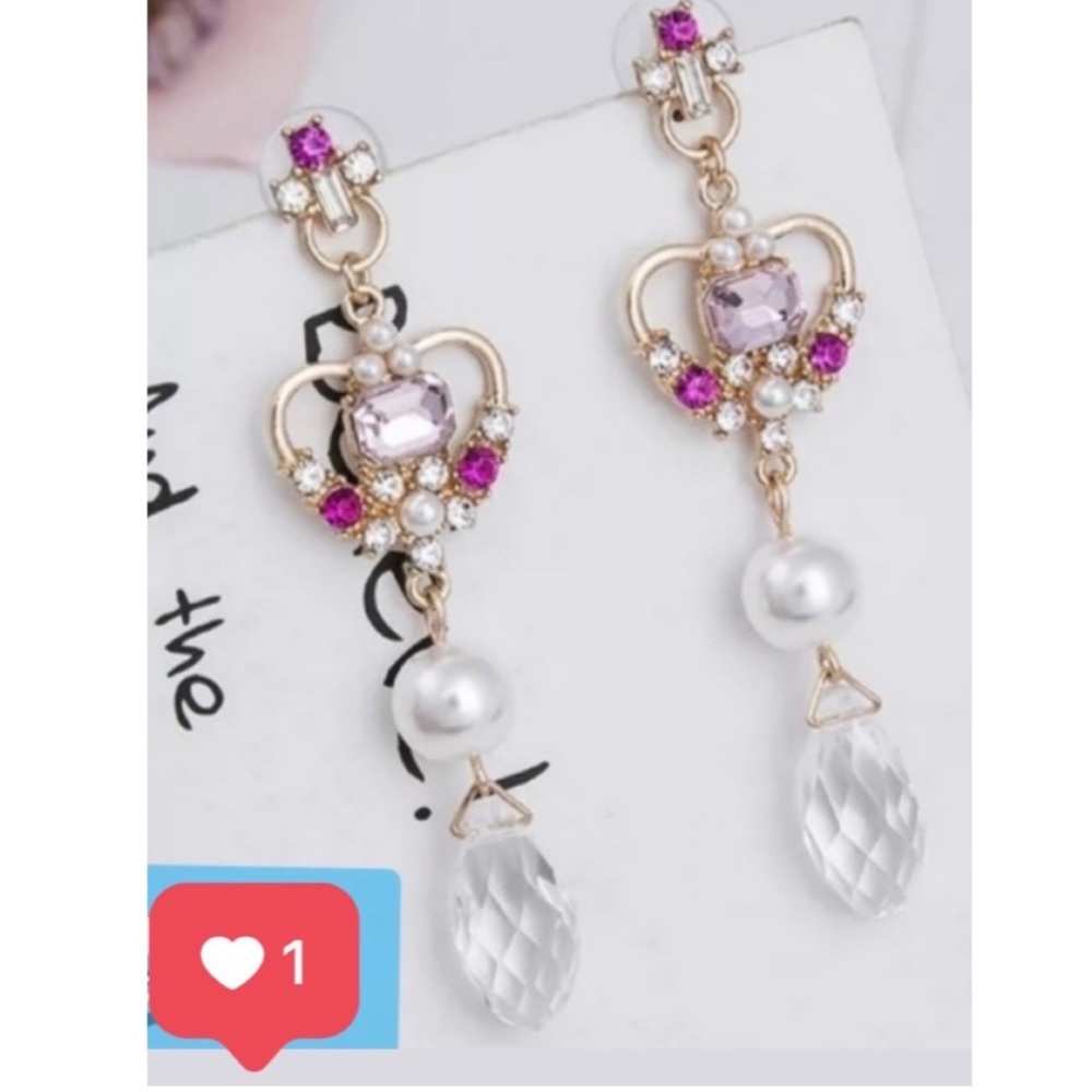 ●New faux rhinestones and faux pearl earrings